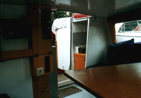 Blick aus der Achterkaj&uuml;te auf die K&uuml;che und die Elektrik